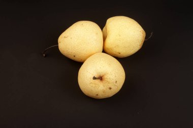 Siyah zemin üzerinde taze armut izole