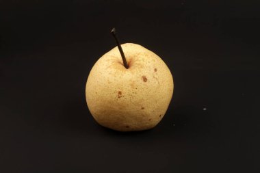 Siyah arka planda armut. Siyah arkaplanda meyve.