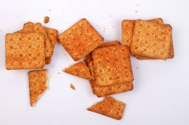 Beyaz arka planda çıtır krakerler