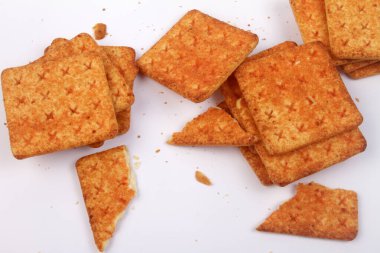 Beyaz arkaplanda krakerler