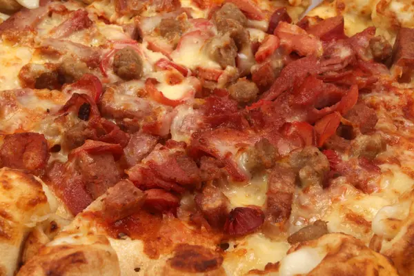 Pizza Con Tocino Champiñones Queso Jamón Salchichas —  Fotos de Stock