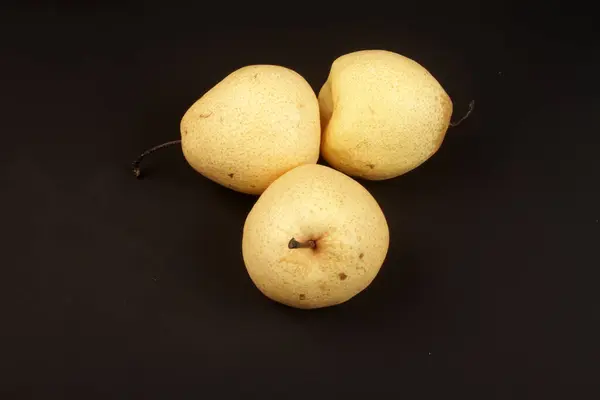 在黑色背景上隔绝的新鲜梨子 — 图库照片