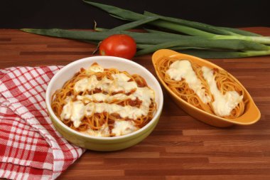 Spagetti bolognese peynirli