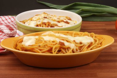 Makarna tavuk ve domates sos ile