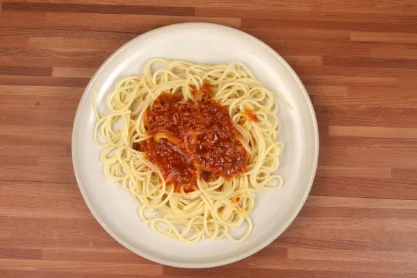 Spaghetti Sosem Pomidorowym Białym Stole — Zdjęcie stockowe