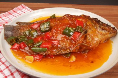 Sebzeli kızarmış balık.