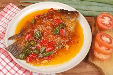 domates sosu ve sebze ile balık