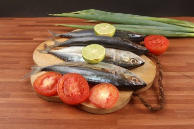 Tahta masada taze balık