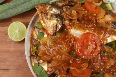 Bir tabak domates soslu baharatlı balık. Asya yemekleri..