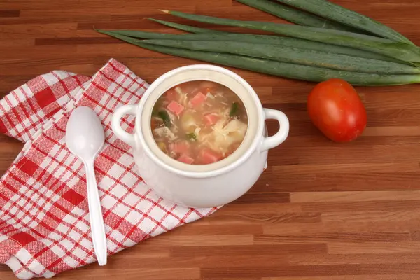 一碗热腾腾的鸡肉奶油汤和蔬菜 自制食品 — 图库照片