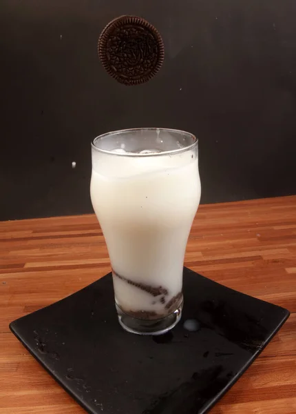 Segelas Milkshake Pada Latar Belakang Kayu — Stok Foto