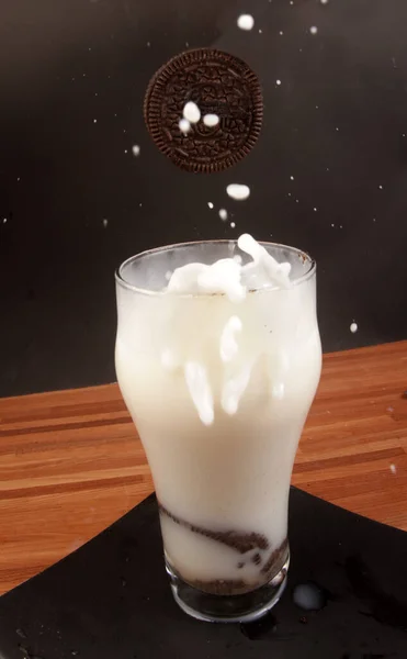 Segelas Milkshake Pada Latar Belakang Kayu — Stok Foto