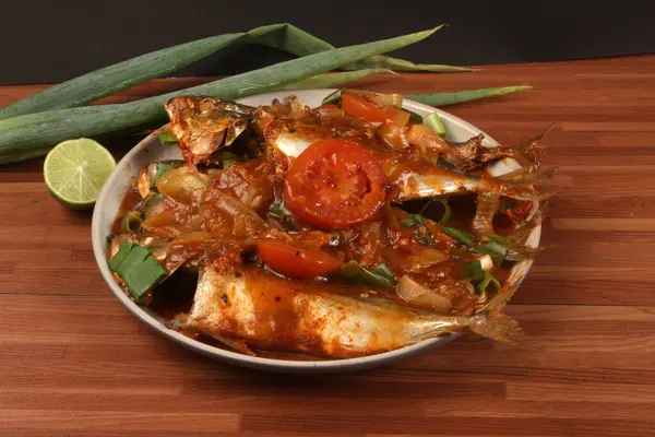 Einen Teller Mit Würzigem Fisch Mit Tomatensauce Asiatisches Essen — Stockfoto