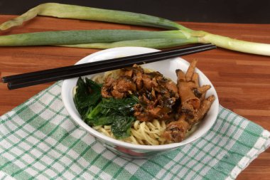 Sebzeli bir kase tavuklu erişte. Asya yemekleri.