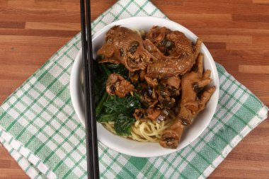 Sebzeli bir kase tavuklu erişte. Asya yemekleri.