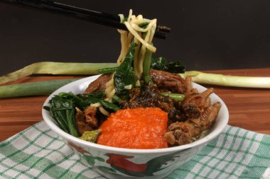 Bir kase mie ayam ya da sebze ve soslu tavuklu erişte. Asya yemekleri..