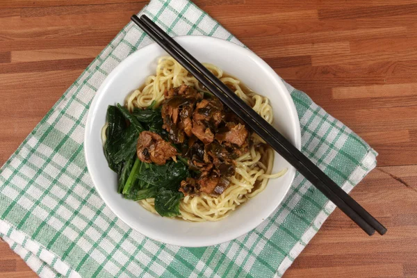 野菜とチキンヌードルのボウル アジア料理 — ストック写真