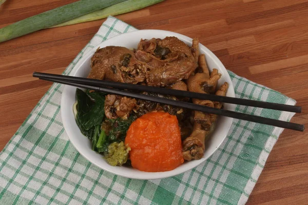 Bir kase mie ayam ya da sebze ve soslu tavuklu erişte. Asya yemekleri..