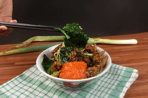 야채와 소스와 닭고기 국수의 아시아 — 스톡 사진
