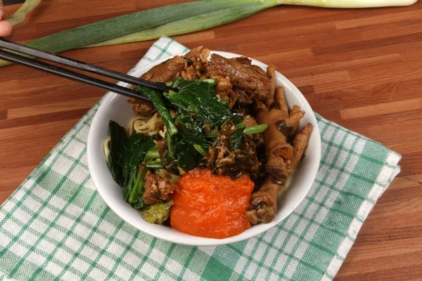 야채와 소스와 닭고기 국수의 아시아 — 스톡 사진