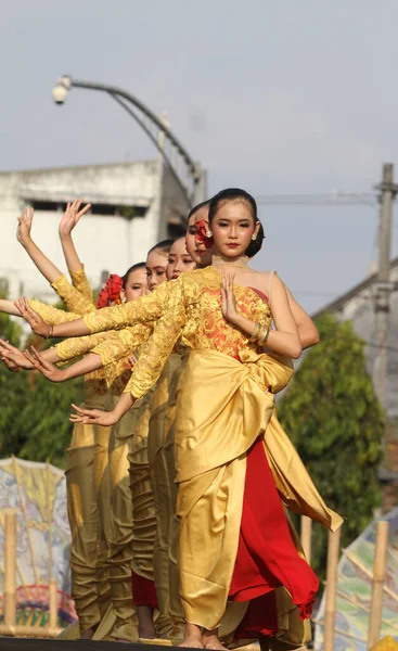 September 2023 Gruppenmädchen Tanzen Traditionellen Tanz Bei Feier Indonesiens Schirmfest — Stockfoto