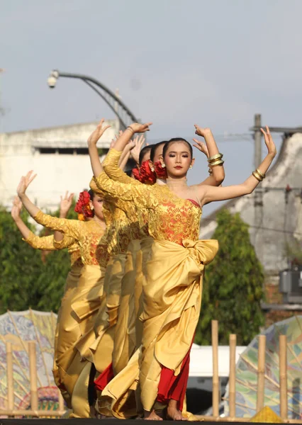 September 2023 Gruppflickor Dansar Traditionell Dans Fest Indonesien Paraplyfestival — Stockfoto