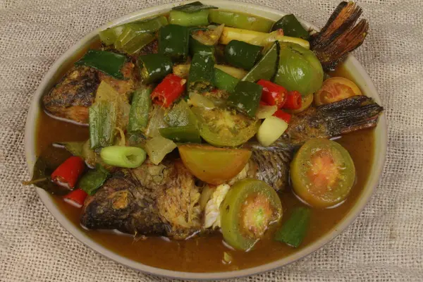 品当干 或鱼煮蔬菜或鱼汤 亚洲食物 — 图库照片