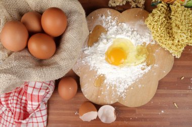 Yumurta ve makarna masada.