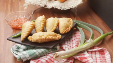 Pastel veya lumpia Endonezya 'da geleneksel bir aperatiftir. Asya yemekleri..