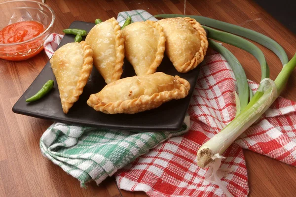 Pastel veya lumpia Endonezya 'da geleneksel bir aperatiftir. Asya yemekleri..