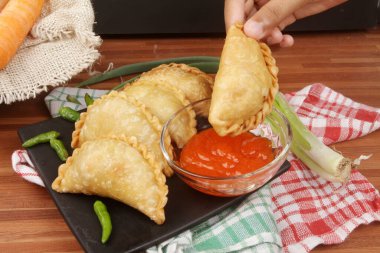 Masada soslu pastel. Asya atıştırması.