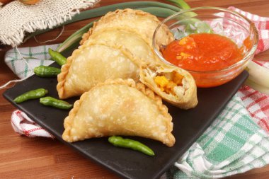 Masada soslu pastel. Asya atıştırması.