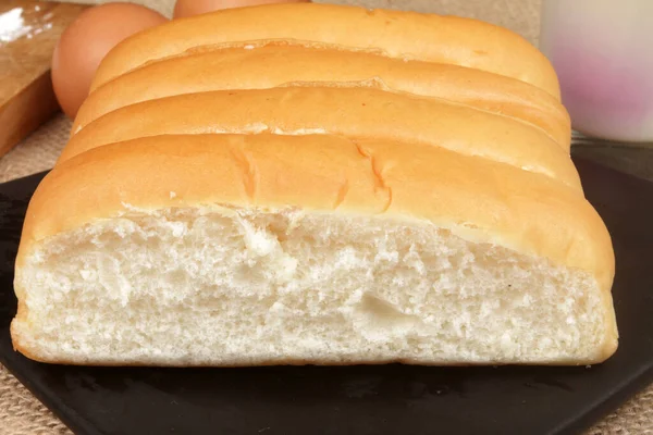 Хлеб Черной Тарелке — стоковое фото