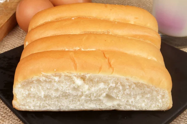 Brot Auf Schwarzem Teller — Stockfoto