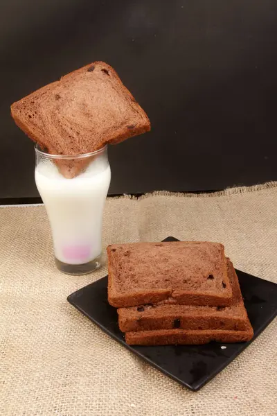 Стакан Молока Шоколадным Хлебом — стоковое фото