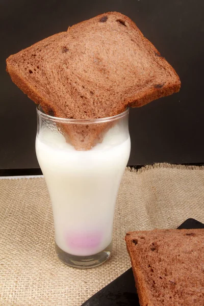 Стакан Молока Шоколадным Хлебом — стоковое фото