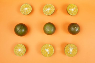 Turunçgiller. sarı arka planda turuncu, limon ve limon