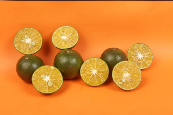 Sarı zemin üzerinde limon dilimleri olan olgun portakallar. Üst Manzara. düz yat.