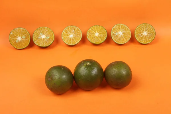 Frische Grüne Limette Auf Orangefarbenem Hintergrund — Stockfoto