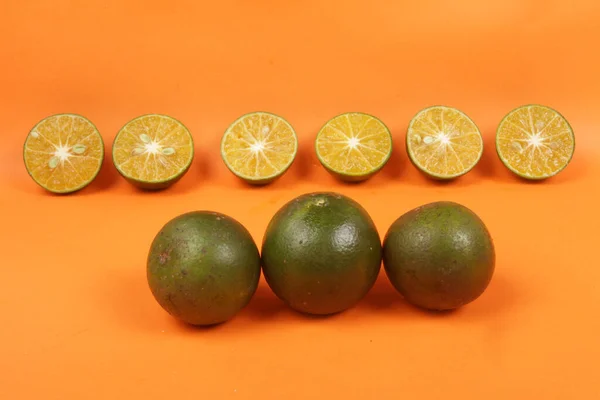 Groupe Limes Fraîches Avec Une Feuille Verte — Photo