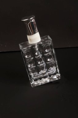 Siyah arka planda parfüm şişesi