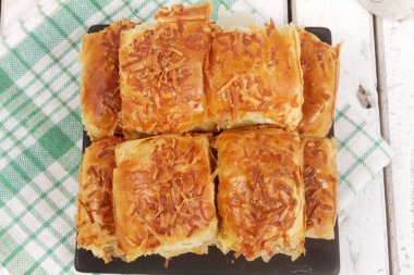 Süzme peynirli ve elmalı ev yapımı turta. sağlıklı beslenme.