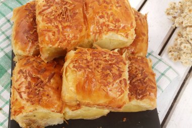 Geleneksel Türk yemekleri, fındıklı ve kuru üzümlü pide, yakın çekim.