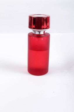 parfüm şişesi üzerinde beyaz.