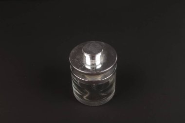 Siyah arka planda parfüm şişesi