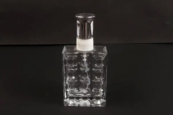 Transparente Glasflasche Mit Wasser Auf Schwarzem Hintergrund — Stockfoto