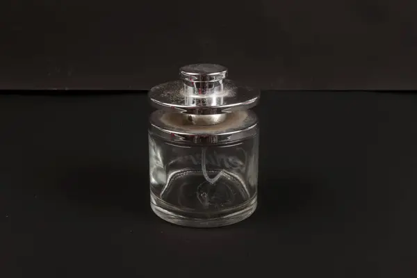 暗い背景のハンドルが付いているヴィンテージのガラス瓶 — ストック写真