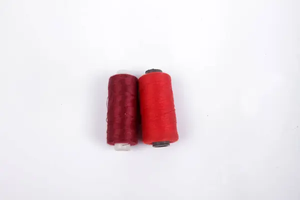 Rote Und Violette Fäden Isoliert Auf Weißem Hintergrund — Stockfoto