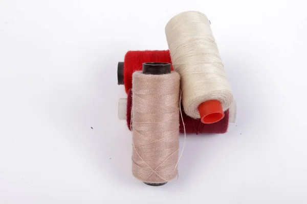 白い背景にミシンと赤い糸を縫う — ストック写真