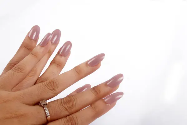 Vrouwelijke Handen Met Een Manicure Een Witte Achtergrond — Stockfoto